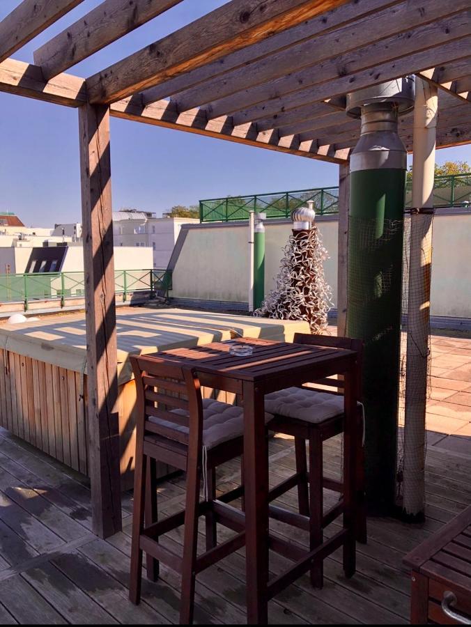Romantic Studio With Jacuzzi Praha Bagian luar foto