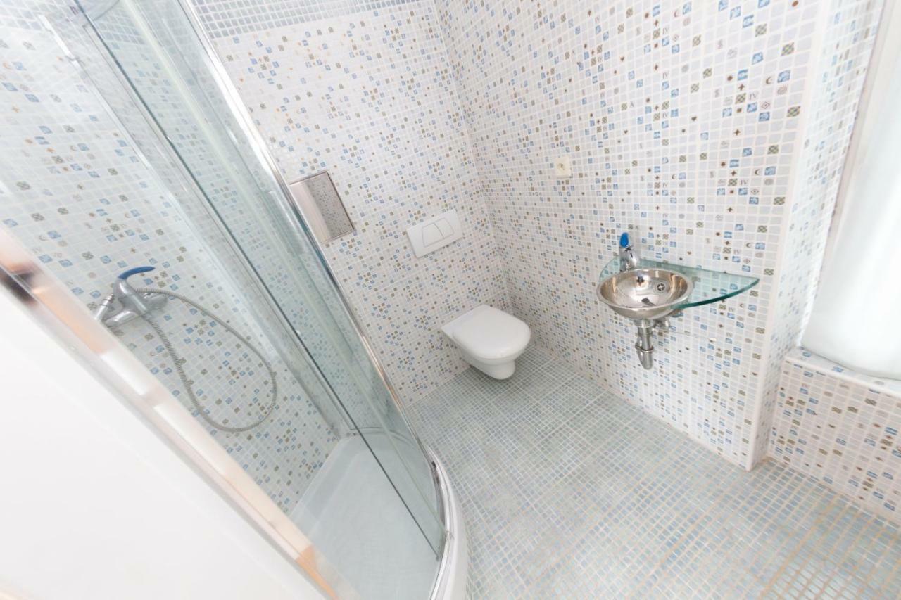 Romantic Studio With Jacuzzi Praha Bagian luar foto